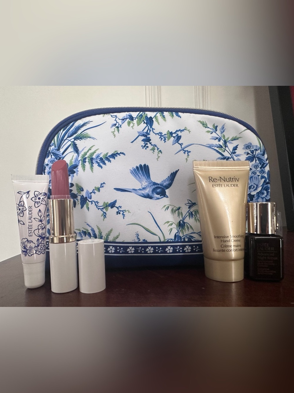Estee Lauder makeup pouch with gift set